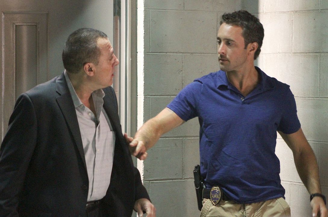 Kono scheint mit Gangsterboss Delano unter einer Decke zu stecken. Doch nach und nach stellt sich heraus, dass sie von Fryer (Tom Sizemore, l.) zu e... - Bildquelle: TM &   CBS Studios Inc. All Rights Reserved.