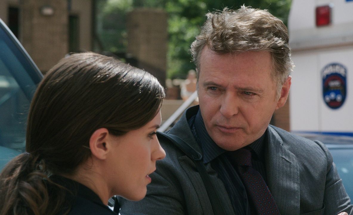 Nachdem Gregson (Aidan Quinn, r.) einen seiner Kollegen schlägt, hängt seine Karriere am seidenen Faden ... - Bildquelle: CBS Television