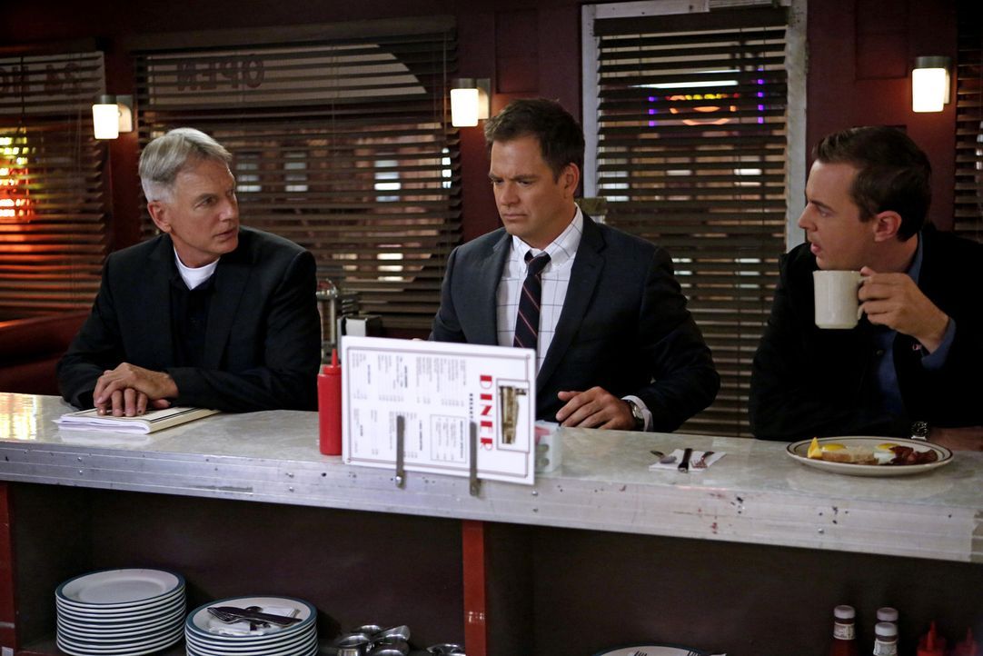 Gibbs (Mark Harmon, l.), Tony (Michael Weatherly, M.) und McGee (Sean Murray, r.) ermitteln im Mordfall eines Marine Sergeants, der in einem Modelad... - Bildquelle: CBS Television