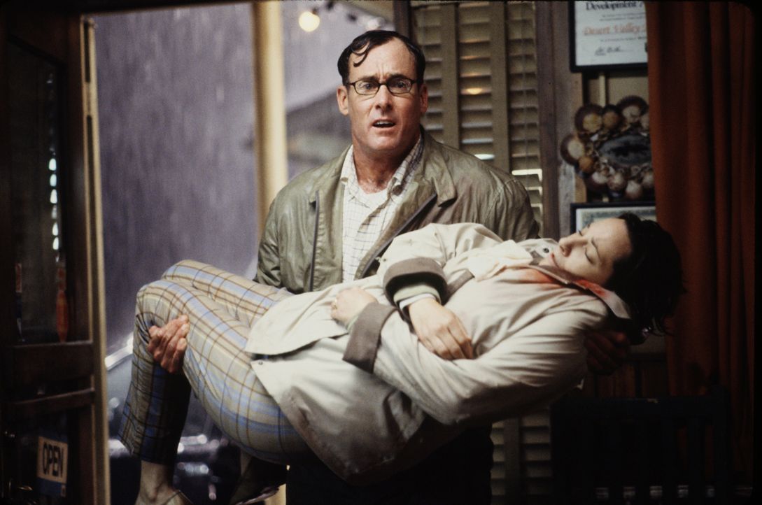 Sintflutartige Regenfälle und überschwemmte Straßen machen eine Weiterfahrt ins Krankenhaus unmöglich. George (John C. McGinley, hinten) bringt sein... - Bildquelle: 2003 Sony Pictures Television International. All Rights Reserved.