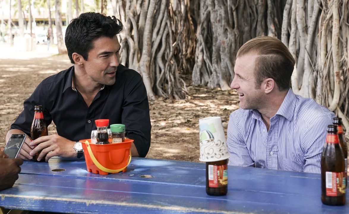 Adam Noshimuri (Ian Anthony Dale, l.); Danny Williams (Scott Caan, r.) - Bildquelle: Karen Neal 2019 CBS Broadcasting, Inc. All Rights Reserved / Karen Neal