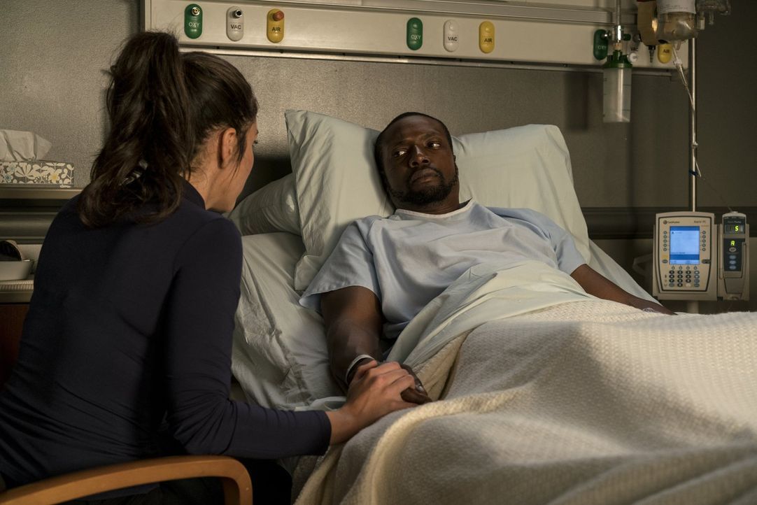 Zapata (Audrey Esparza, l.) ist überglücklich, dass es ihr gelungen ist, Reade (Rob Brown, r.) aus den Fängen des Todes zu befreien. Doch die Freude... - Bildquelle: Warner Brothers