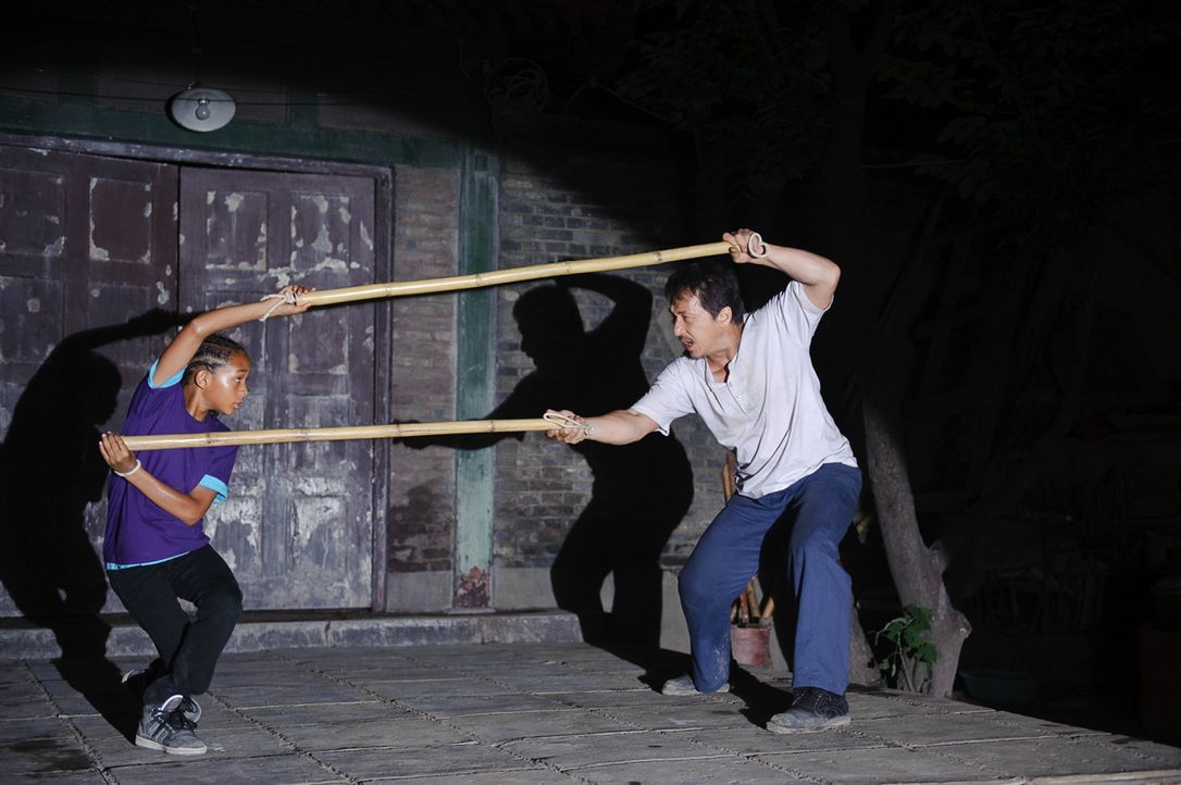 Gegen die in Kung Fu ausgebildeten chinesischen Kinder hat Dre (Jaden Smith, l.) mit seinen rudimentären Karate-Kenntnissen keine Chance. Da erklä... - Bildquelle: 2010 CPT Holdings, Inc. All Rights Reserved.