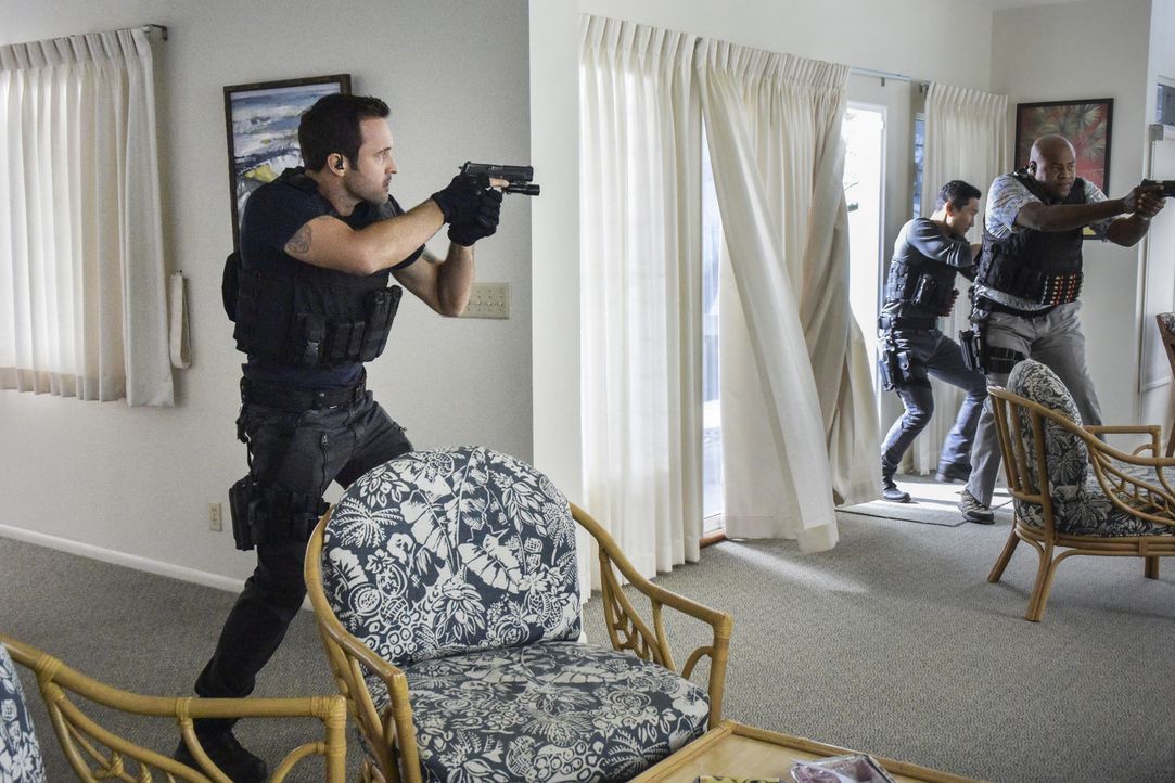 Müssen in einem neuen Fall ermitteln: Steve (Alex O'Loughlin,l.), Chin (Daniel Dae Kim, M.) und Grover (Chi McBride, r.) ... - Bildquelle: Norman Shapiro 2016 CBS Broadcasting, Inc. All Rights Reserved
