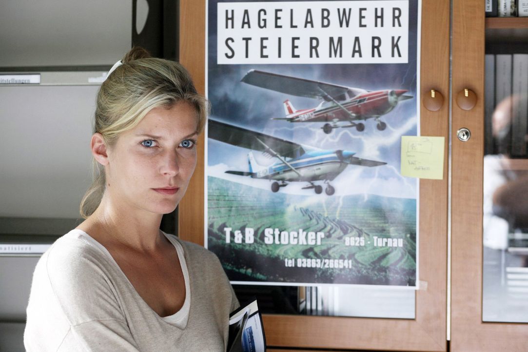 Andrea (Valerie Niehaus) wird durch Prof. Guttmann auf die Hagelabwehr Steiermark aufmerksam und hofft mit deren Hilfe die "Superzelle" nachweisen z... - Bildquelle: Sat.1