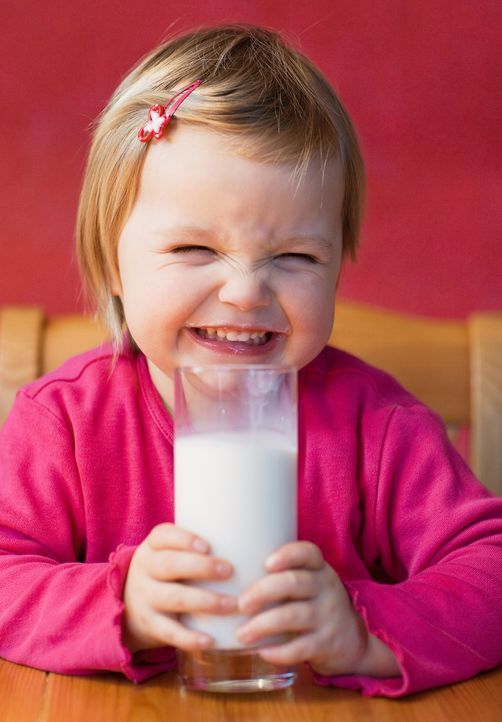 Mädchen trinkt ein Glas Milch - Bildquelle: dpa