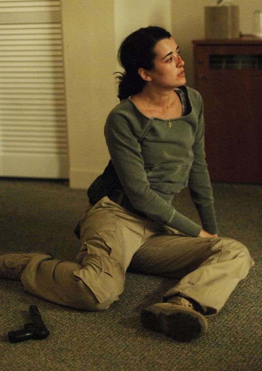 Während sich das Team darauf einstellen muss nun ohne Gibbs zu arbeiten, gerät Ziva (Cote de Pablo) in Schwierigkeiten, als sie einen politisch mo... - Bildquelle: CBS Television