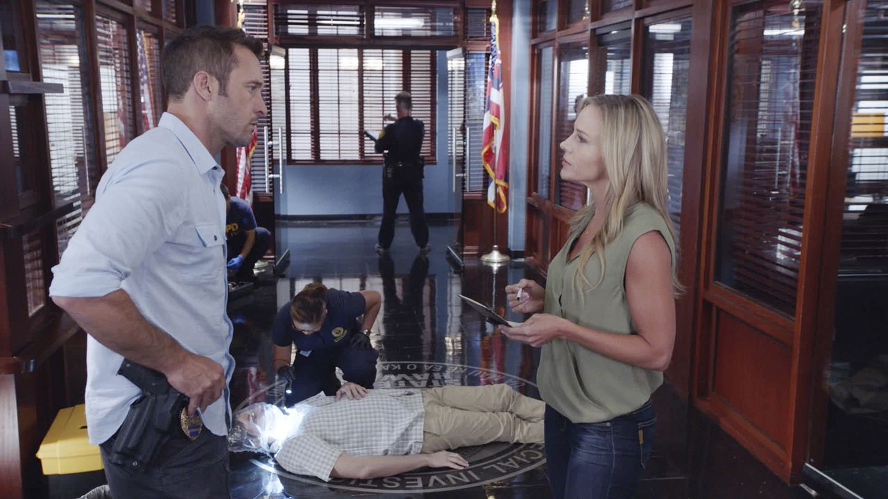 Abby (Julie Benz, r.) und Steve (Alex O'Loughlin, l.) versuchen herauszufinden, wer und warum die Leiche eines Serienkillers bei ihnen im Hauptquart... - Bildquelle: Norman Shapiro 2016 CBS Broadcasting, Inc. All Rights Reserved