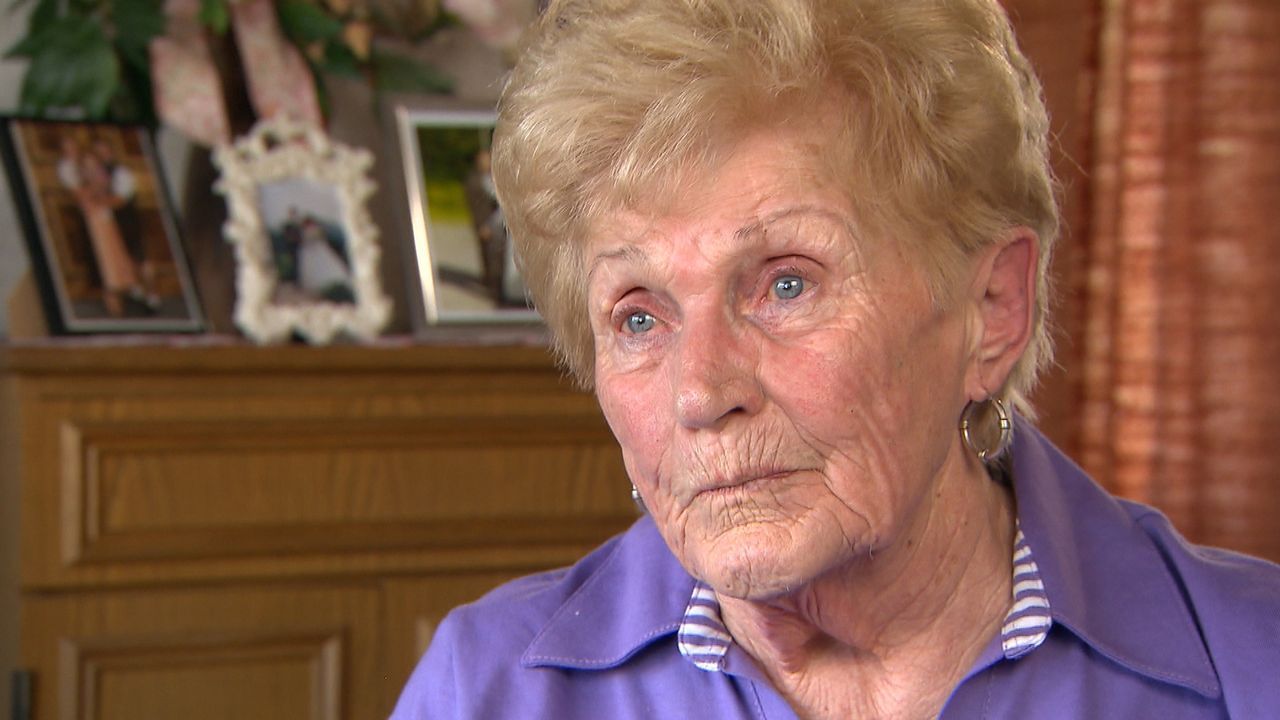 Bittet Julia um Hilfe, denn sie musste vor 55 Jahren auf Drängen ihres Mannes ihre Tochter Anita abgeben: Edeltraud ... - Bildquelle: SAT.1