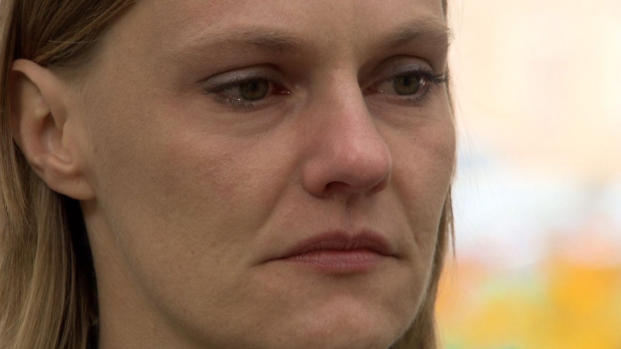 Die 27-jährige Lena Holl lebt in einem emotionalen Gefängnis. Die junge Polizeibeamtin ist lesbisch - doch geoutet hat sie sich bisher nur im engs... - Bildquelle: SAT.1