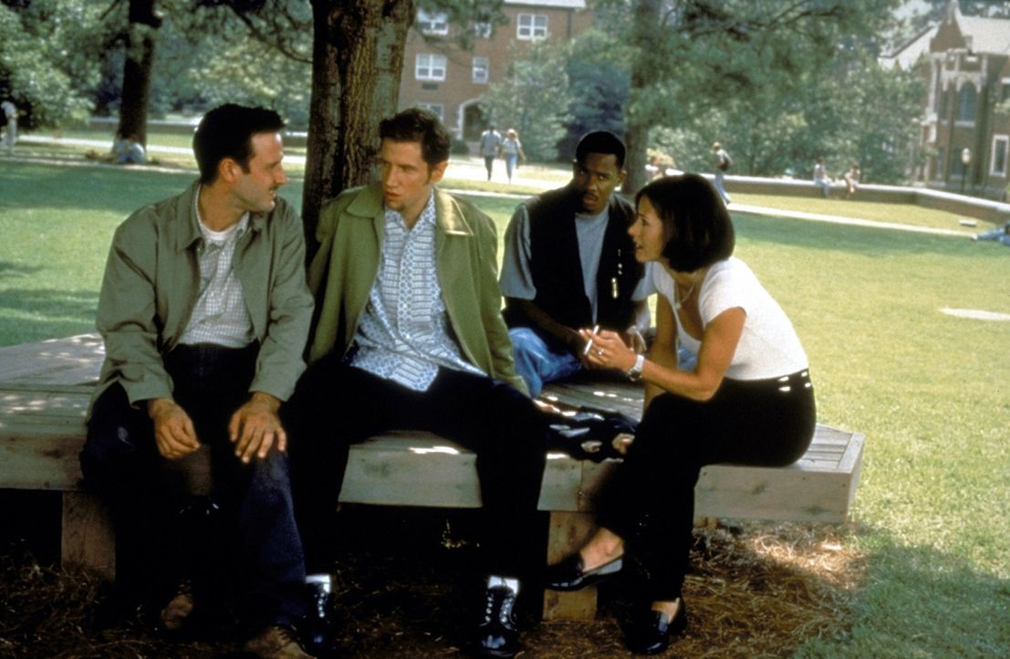 Die bestialischen Ereignisse überschlagen sich, plötzlich ist jeder auch Opfer: Dewey (David Arquette, l.), Randy (Jamie Kennedy, 2.v.l.), Joel (Dua... - Bildquelle: Kinowelt Filmverleih GmbH 1997