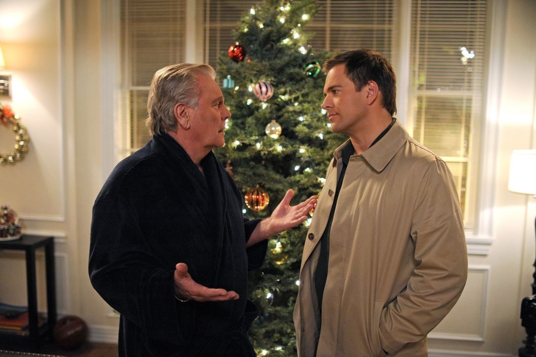 Zu Weihnachten bekommt DiNozzo (Michael Weatherly, r.) Besuch von seinem Vater (Robert Wagner, l.), während das NCIS-Team einen Mord aufzuklären m... - Bildquelle: CBS Television