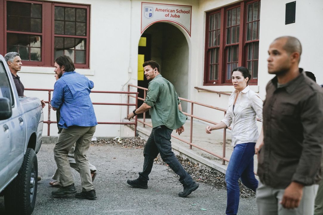 Obwohl der amerikanische Botschafter im Südsudan versucht, dies zu verhindern, evakuieren Jason (David Boreanaz, M.) und sein Team eine amerikanisch... - Bildquelle: Erik Voake Erik Voake/CBS  2017 CBS Broadcasting, Inc. All Rights Reserved