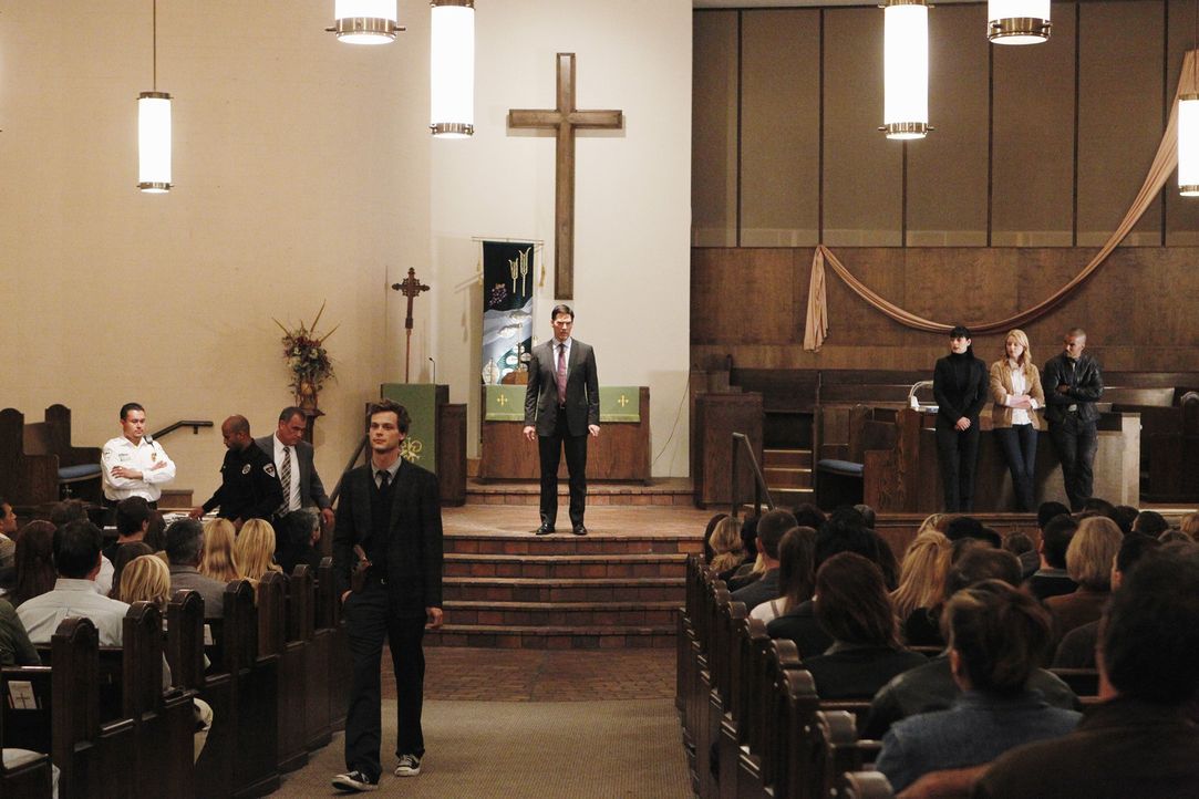 Bei den Ermittlungen in einem neuen Fall: Reid (Matthew Gray Gubler, stehend 3.v.l.), Hotch (Thomas Gibson, stehend M.), Prentiss (Paget Brewster, s... - Bildquelle: ABC Studios