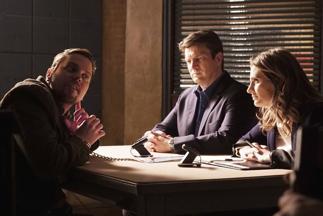 Obwohl sich Kate (Katic Stana, r.) und Castle (Nathan Fillion, M.) sicher sind, dass sie vor einem Massenmörder sitzen, können sie Jerrys (Michael M... - Bildquelle: ABC Studios