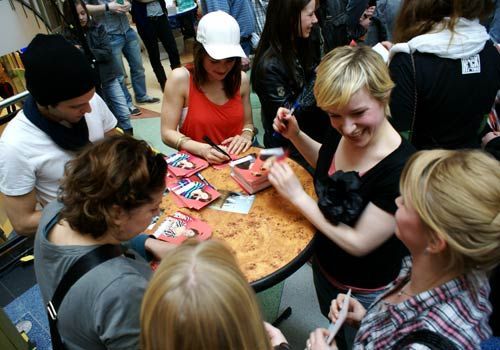 Unsere "Hand aufs Herz"-Darsteller signieren ihre Autogrammkarten. - Bildquelle: Danilo Brandt - Sat1