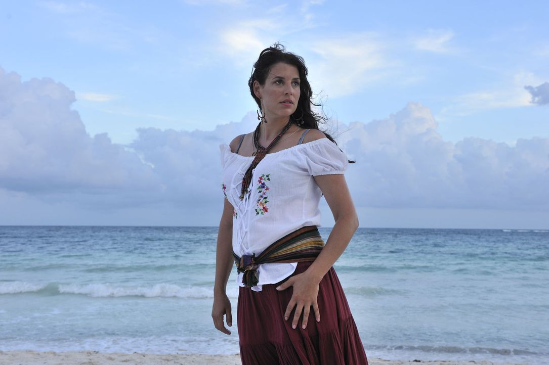 Consuela (Elena Uhlig) ist seit vielen Jahren mit Pepe verheiratet und viel Kummer gewöhnt. Die Masche von ihm, sie sei seine Schwester, ist ihr be... - Bildquelle: Hardy Brackmann SAT.1
