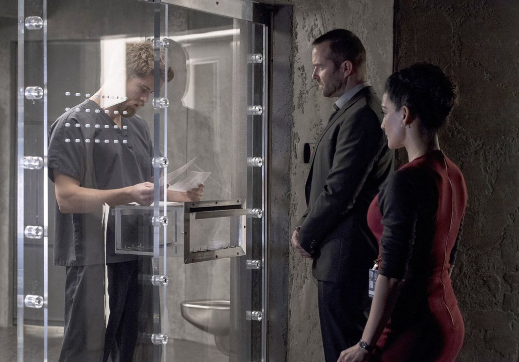 Als Jane und ihr neuer Freund entführt werden, benötigen Weller (Sullivan Stapleton, M.) und Nas (Archie Panjabi, r.) die Hilfe von Roman (Luke Mitc... - Bildquelle: Warner Brothers