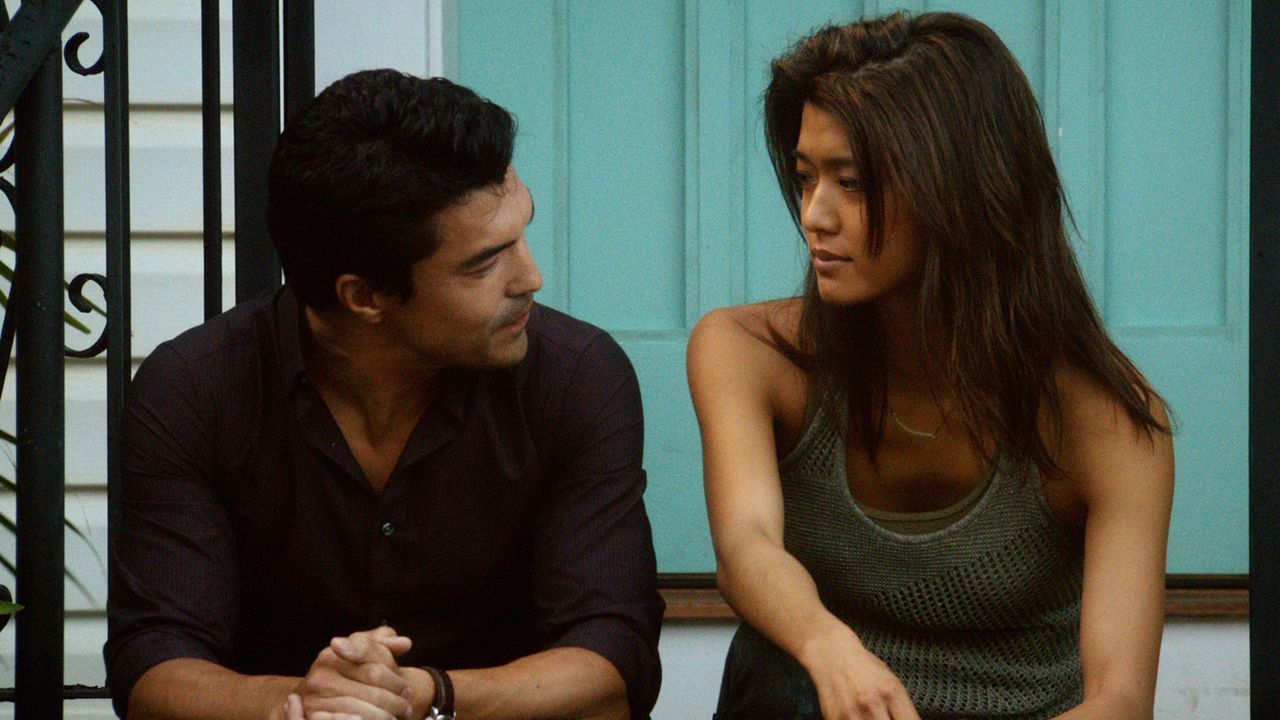 Kono (Grace Park, r.) ist Adam (Ian Anthony Dale, l.) dankbar, der sie noch rechtzeitig retten konnte ... - Bildquelle: 2012 CBS Broadcasting Inc. All Rights Reserved.