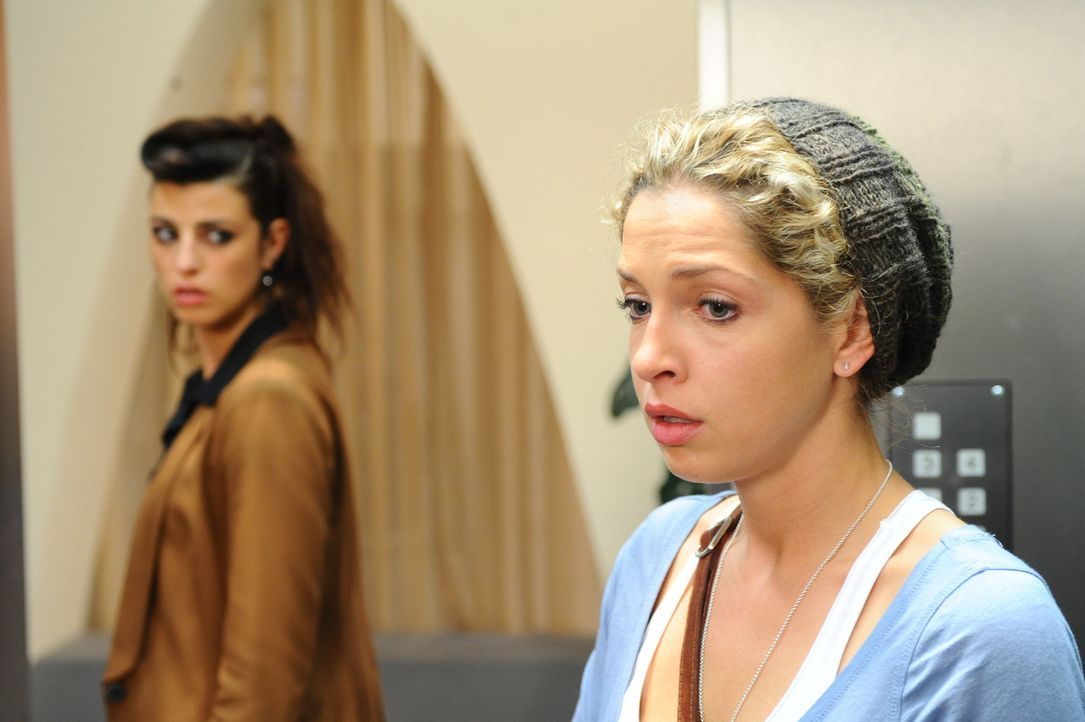 Das unerwartete Wiedersehen zwischen Carla (Sarah Mühlhause, l.) und Nina (Maria Wedig, r.) reißt bei beiden Wunden der Vergangenheit auf ... - Bildquelle: SAT.1