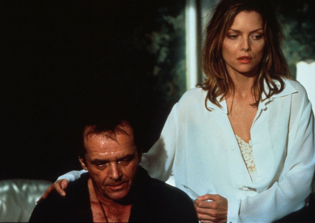 Die schöne Verlegerstochter Laura (Michelle Pfeiffer, r.) steht ihrem Will (Jack Nicholson, l.) bei sogar bei Vollmond ... - Bildquelle: Columbia TriStar