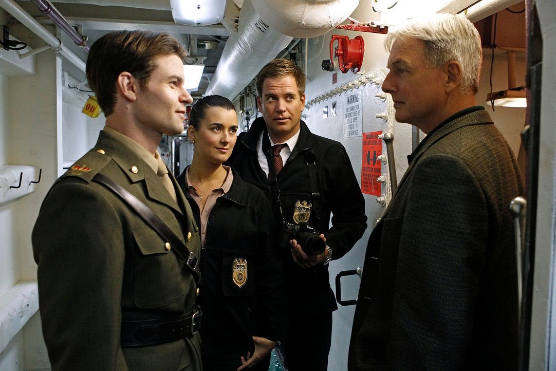 Gibbs (Mark Harmon, r.), DiNozzo (Michael Weatherly, 2.v.r.) und Ziva (Cote de Pablo, 2.v.l.) ermitteln in einem neuen Fall. Doch wird Royal Marine... - Bildquelle: CBS Television