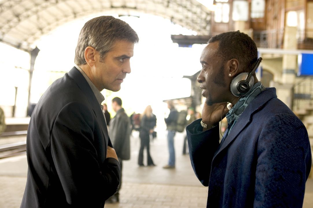Als Danny (George Clooney, l.) die Vergangenheit einholt, kann er glücklicherweise auf seine alte Crew (Don Cheadle, r.) zählen ... - Bildquelle: Warner Bros. Television