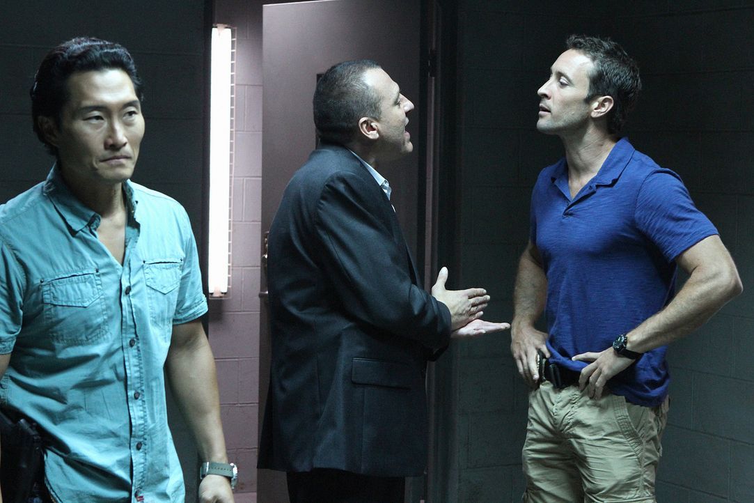 Steve (Alex O'Loughlin, r.) und Chin (Daniel Dae Kim, l.) sind außer sich vor Wut, dass Fryer (Tom Sizemore, M.) Kono zu einem Undercover-Einsatz  - Bildquelle: TM &   CBS Studios Inc. All Rights Reserved.