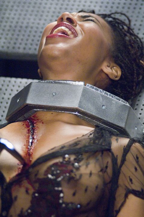 Eine mehr als brenzlige Situation, in der Alien Queen (Ileana Lazariuc) schwebt ... - Bildquelle: Sony Pictures Home Entertainment