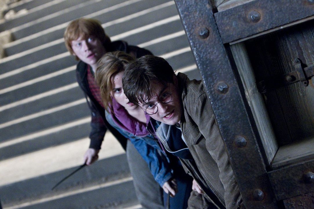 Harry (Daniel Radcliff, r.) ist mit seinen Freunden und treuen Gefährten Ron (Rupert Grint, l.) und Hermine (Emma Watson, M.) untergetaucht, um die... - Bildquelle: Warner Bros. Entertainment Inc.