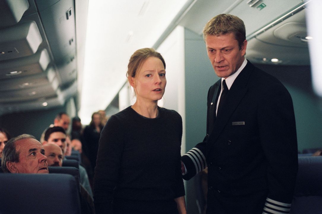 Die Suche nach Julia verläuft erfolglos. Nicht nur der Pilot Rich (Sean Bean, r.) hegt den Verdacht, dass Kyle (Jodie Foster, l.) eine völlig übe... - Bildquelle: Touchstone Pictures.  All rights reserved