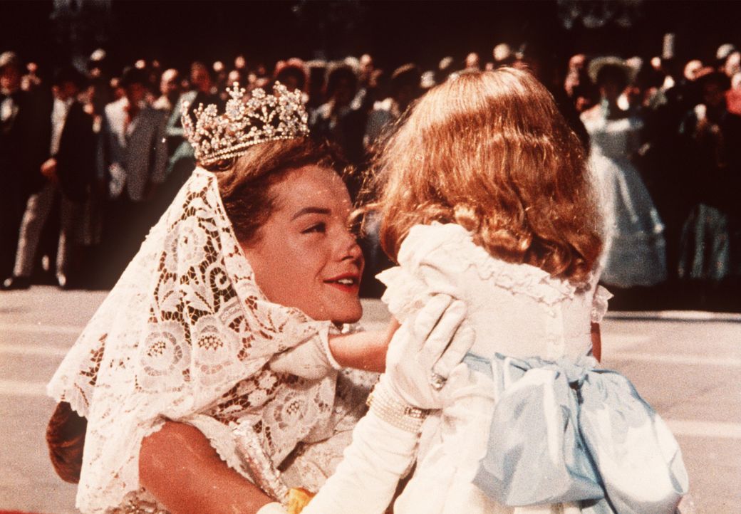 Endlich kann die Kaiserin Sissi (Romy Schneider, l.) ihre Tochter wieder in die Arme schließen ... - Bildquelle: UFA-Filmverleih