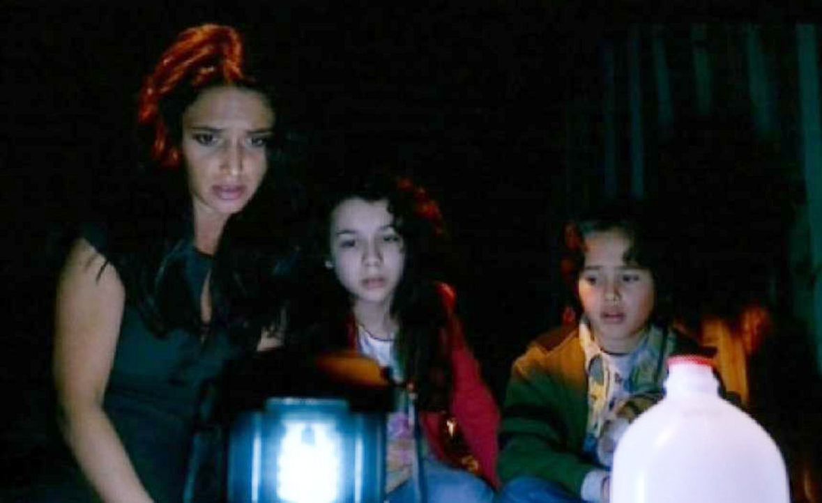 Aaliyah Nadir (Andrea Gabriel, l.) und ihre Kinder Dalia (Hannah Marks, M.) und Faris (Daylon Reese, r.) sind beunruhigt, dass sie nichts mehr von J... - Bildquelle: Touchstone Television