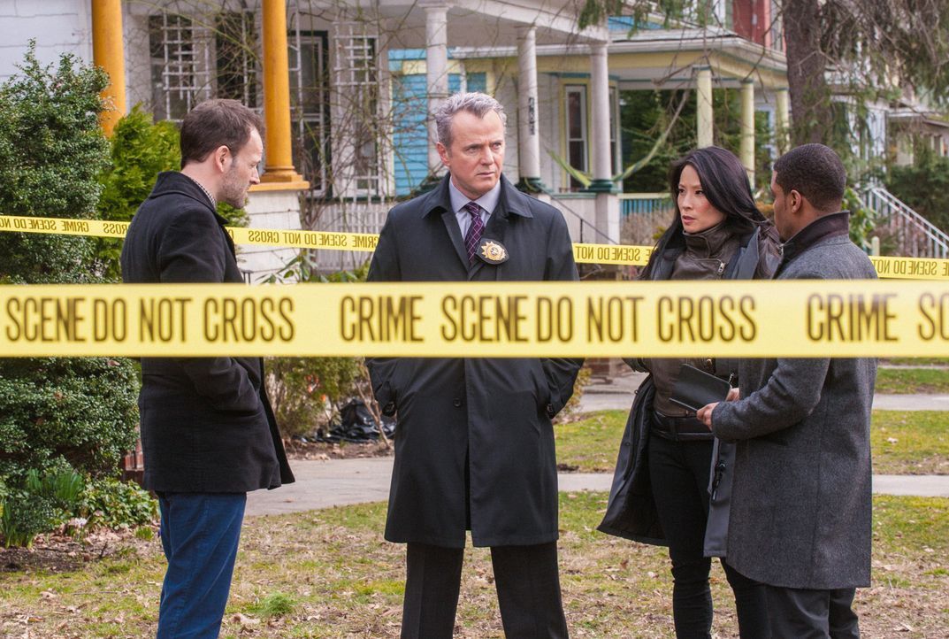 Gemeinsam ermitteln sie in einem neuen Fall: Sherlock (Jonny Lee Miller, l.), Joan (Lucy Liu, 2.v.r.), Gregson (Aidan Quinn, 2.v.l.) und Bell (Jon H... - Bildquelle: CBS Television