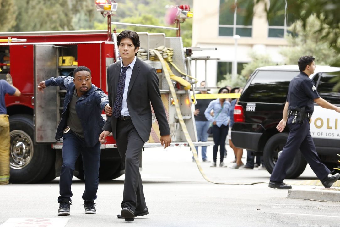 Stadtrat Pena wird in seinem Auto in die Luft gesprengt. Carter (Justin Hires, l.) und Lee (Jon Foo, r.) müssen nun den Täter fassen, bevor es weite... - Bildquelle: Warner Brothers