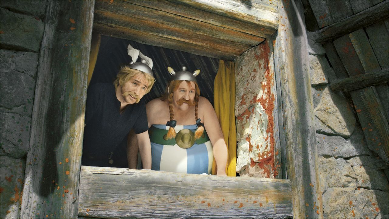 Asterix (Edouard Baer, l.); Obelix (Gérard Depardieu, r.) - Bildquelle: LEONINE Studios