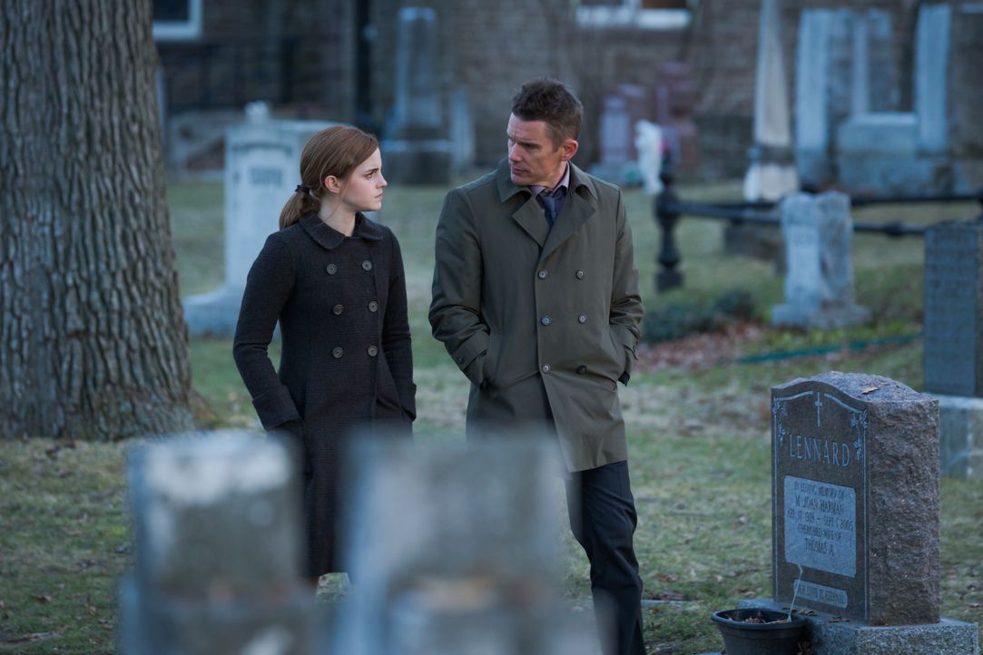 Wird es Detective Bruce Kenner (Ethan Hawke, r.) gelingen, den Fall von Angela Gray (Emma Watson, l.) aufzulösen, bei dem es sich zunächst nur um ei... - Bildquelle: Tobis Film