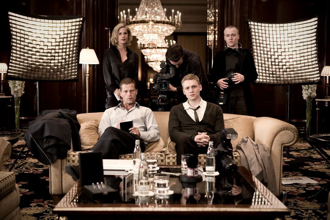 Ihr Job ist es, Prominenten aufzulauern: Ludo (Til Schweiger, l.) und Moritz (Matthias Schweighöfer, r.) genießen ihr oberflächliches Leben ... - Bildquelle: Warner Bros.