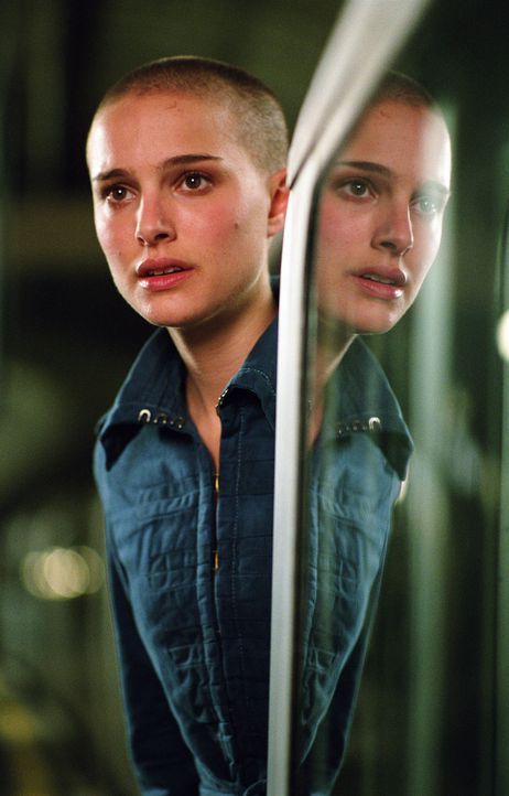 Auf dem Weg zur Arbeit wird die junge Evey (Natalie Portman) von Geheimpolizisten der Staatsmacht aufgegriffen, da diese ihre neuen Bestrafungsmetho... - Bildquelle: Warner Bros. Pictures