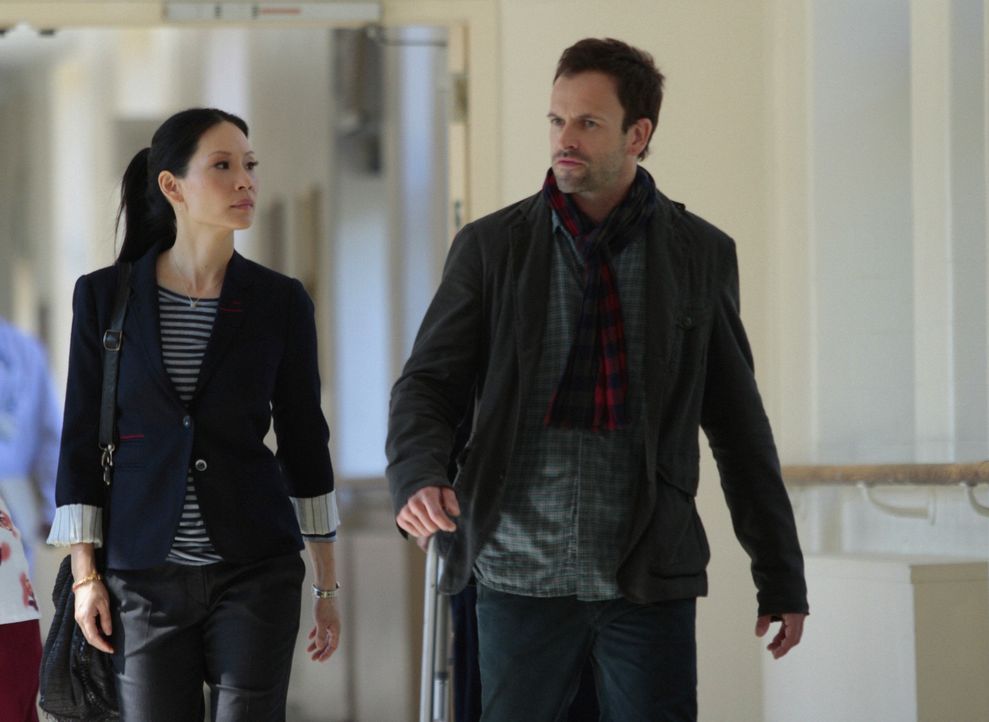 Ein neuer Fall beschäftigt Sherlock Holmes (Jonny Lee Miller, r.) und Joan Watson (Lucy Liu, l.) ... - Bildquelle: CBS Television