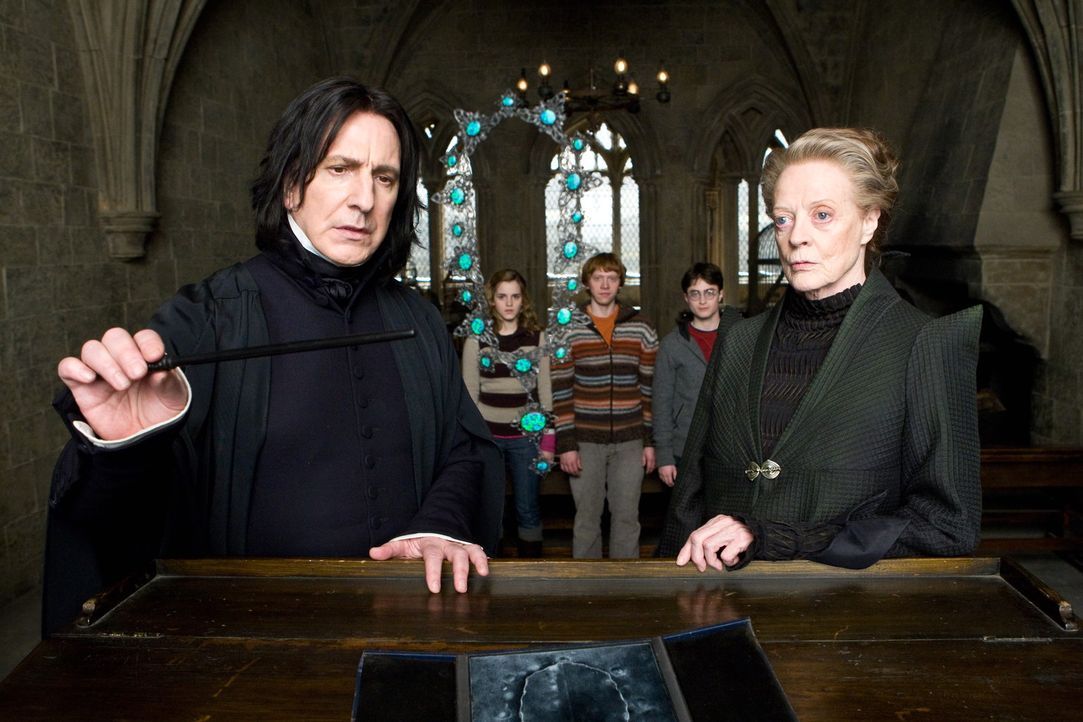 Haben alle Hände voll zu tun, um Unheil von Hogwarts abzuhalten: die Professoren Minerva McGonagall (Maggie Smith, r.) und Severus Snape (Alan Rick... - Bildquelle: Warner Brothers