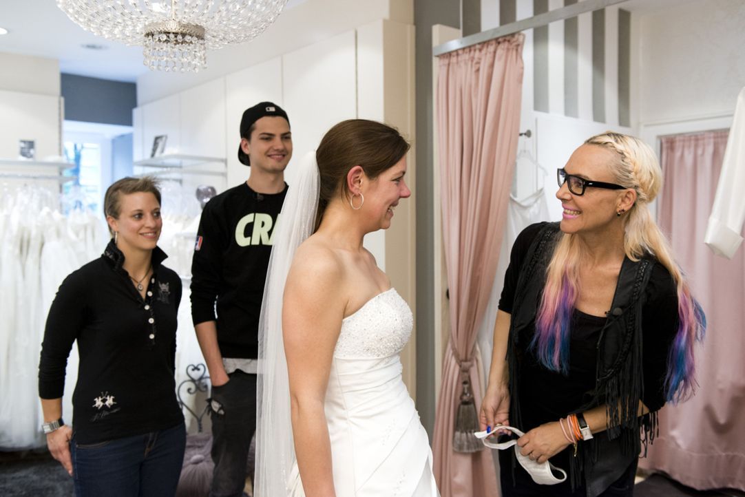 Jasmin (2.v.r.) und André aus Remscheid wünschen sich eine romantische Märchenhochzeit. Ob Natascha (r.) und Jimi Blue Ochsenknecht (2.v.l.) mit... - Bildquelle: Martin Valentin Menke SAT.1