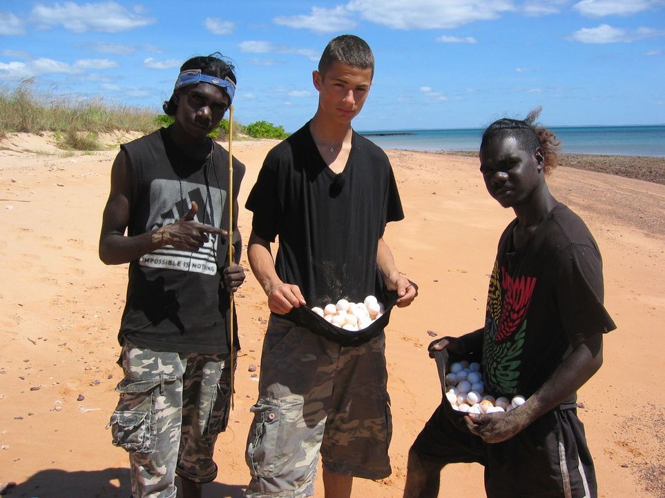 Bei den Aborigines lernt Samer (M.), dass Schildkröteneier eine ganz besondere Delikatesse ist ... - Bildquelle: kabel eins