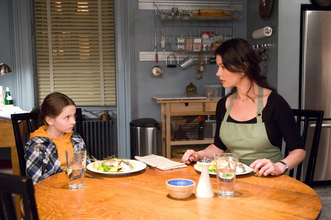 Kate (Catherine Zeta-Jones, r.) ist überrascht: Ihre Nichte Zoe (Abigail Breslin, l.) weigert sich, das edle Menü der Starköchin zu probieren. Da... - Bildquelle: Warner Bros.