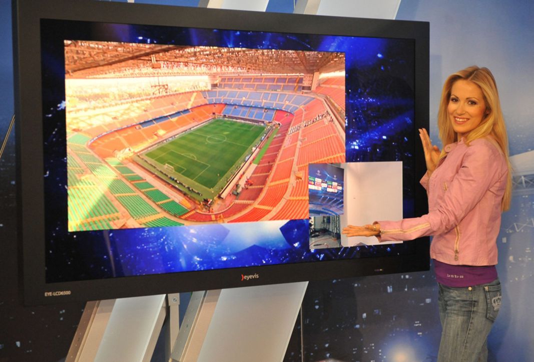 Andrea Kaiser moderiert die Übertragung der UEFA Europa League aus dem neuen mobilen ran-Studio ... - Bildquelle: SAT.1