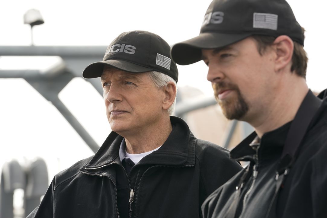 Leroy Jethro Gibbs (Mark Harmon, l.); Timothy McGee (Sean Murray, r.) - Bildquelle: Cliff Lipson 2018 CBS Broadcasting, Inc. All Rights Reserved / Cliff Lipson