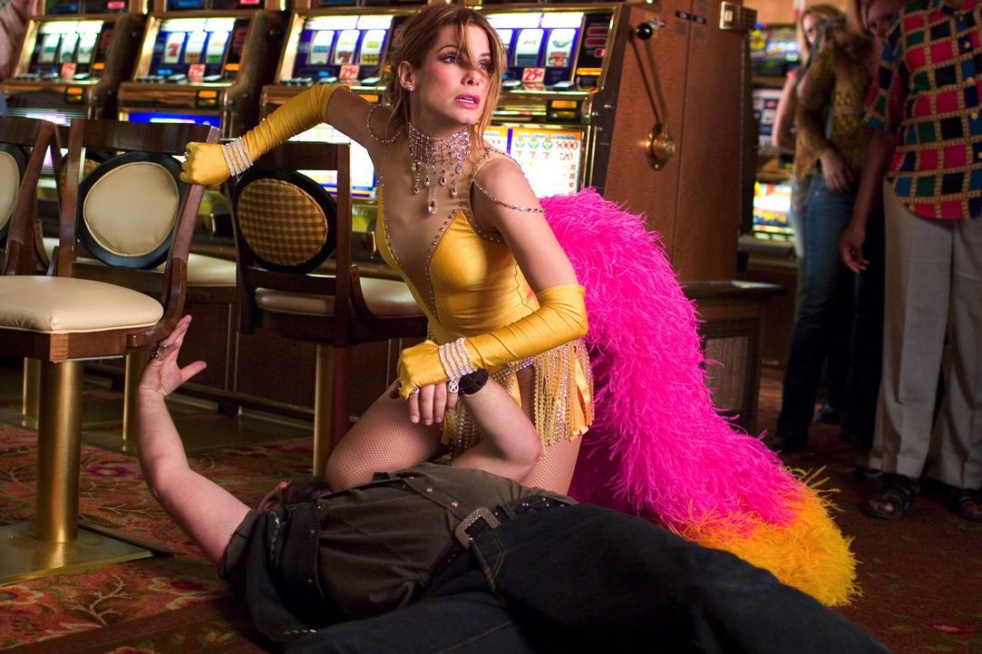 Als sie erfährt, dass ihre Freunde in Las Vegas entführt wurden, reist Gracie Hart (Sandra Bullock) kurzerhand dorthin, um eigene Ermittlungen zu be... - Bildquelle: Warner Bros. Television