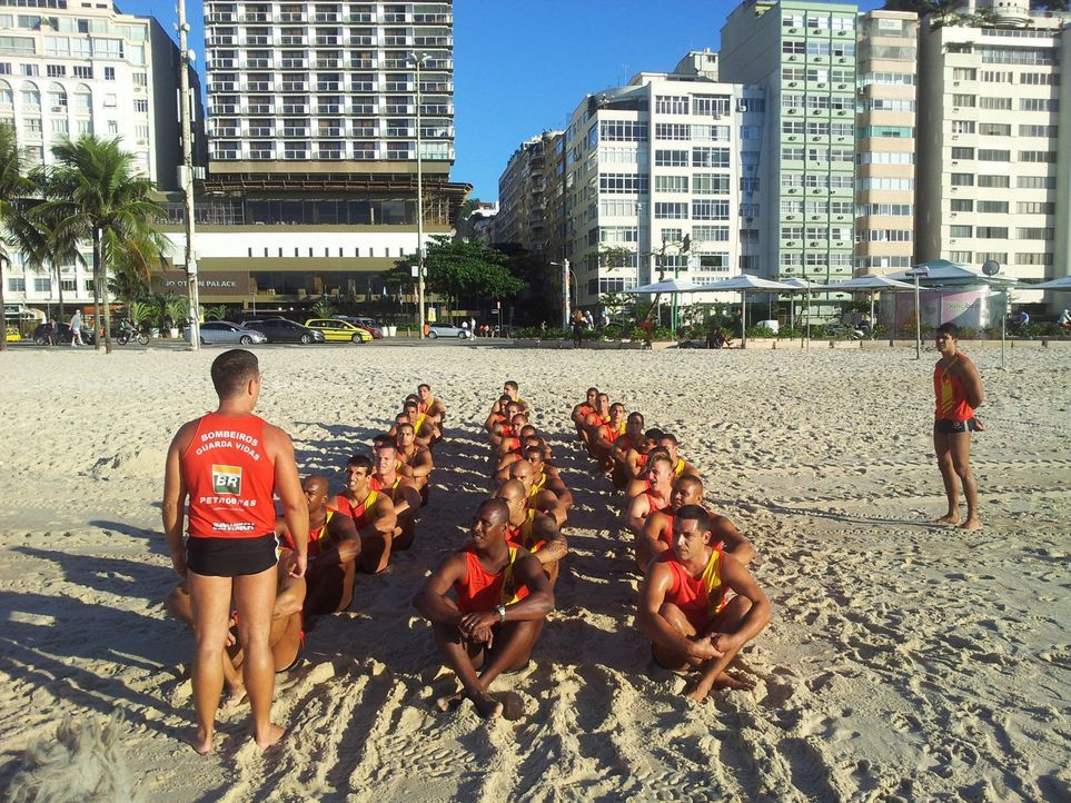 Brasilien - Militärischer Drill an der Copacabana  Gabi und David (vorne l.) - zwei Wald-und-Wiesen-Bademeister aus Thüringen  tauschen ihre gemü... - Bildquelle: kabel eins