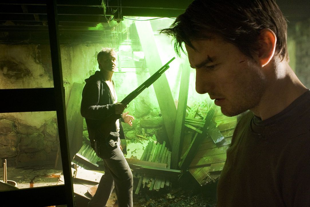 Unter Beschuss der Invasoren vom Mars: Harlan (Tim Robbins, l.) und Ray (Tom Cruise, r.) ... - Bildquelle: 2004 Paramount Pictures All Rights Reserved.