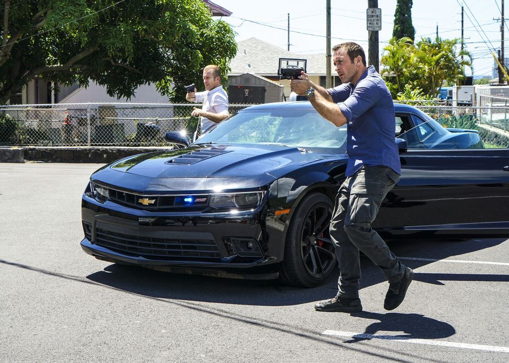 Danny Williams (Scott Caan, l.); Steve McGarrett (Alex O'Loughlin, r.) - Bildquelle: Karen Neal 2018 CBS Broadcasting, Inc. All Rights Reserved./ Karen Neal